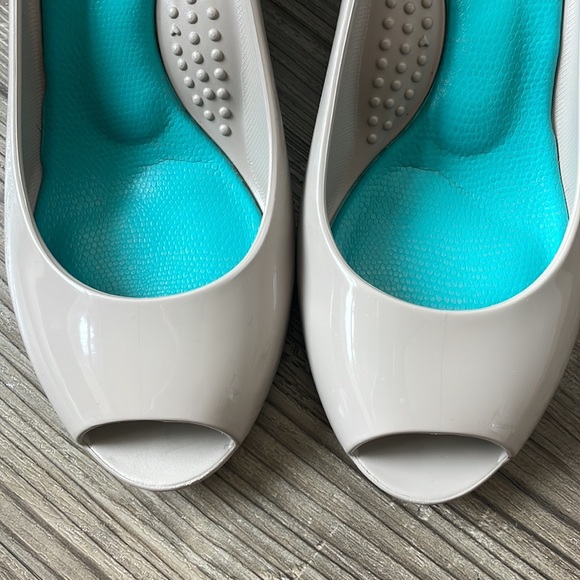 Oka-b Emery Wedge Dove - Picture 2 of 7